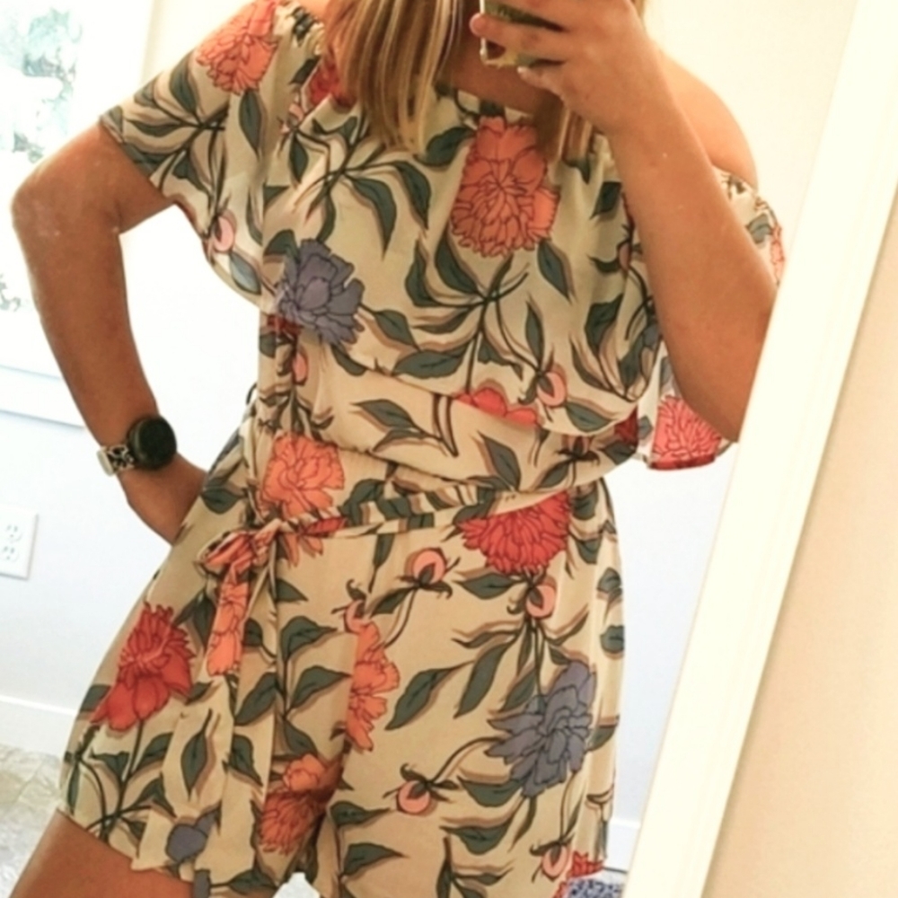 LUSH Floral‎ Romper - Picture 2 of 5